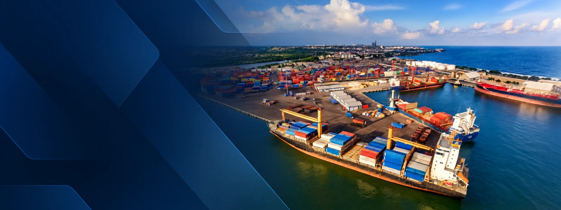 Puerto con buques de carga en República Dominicana